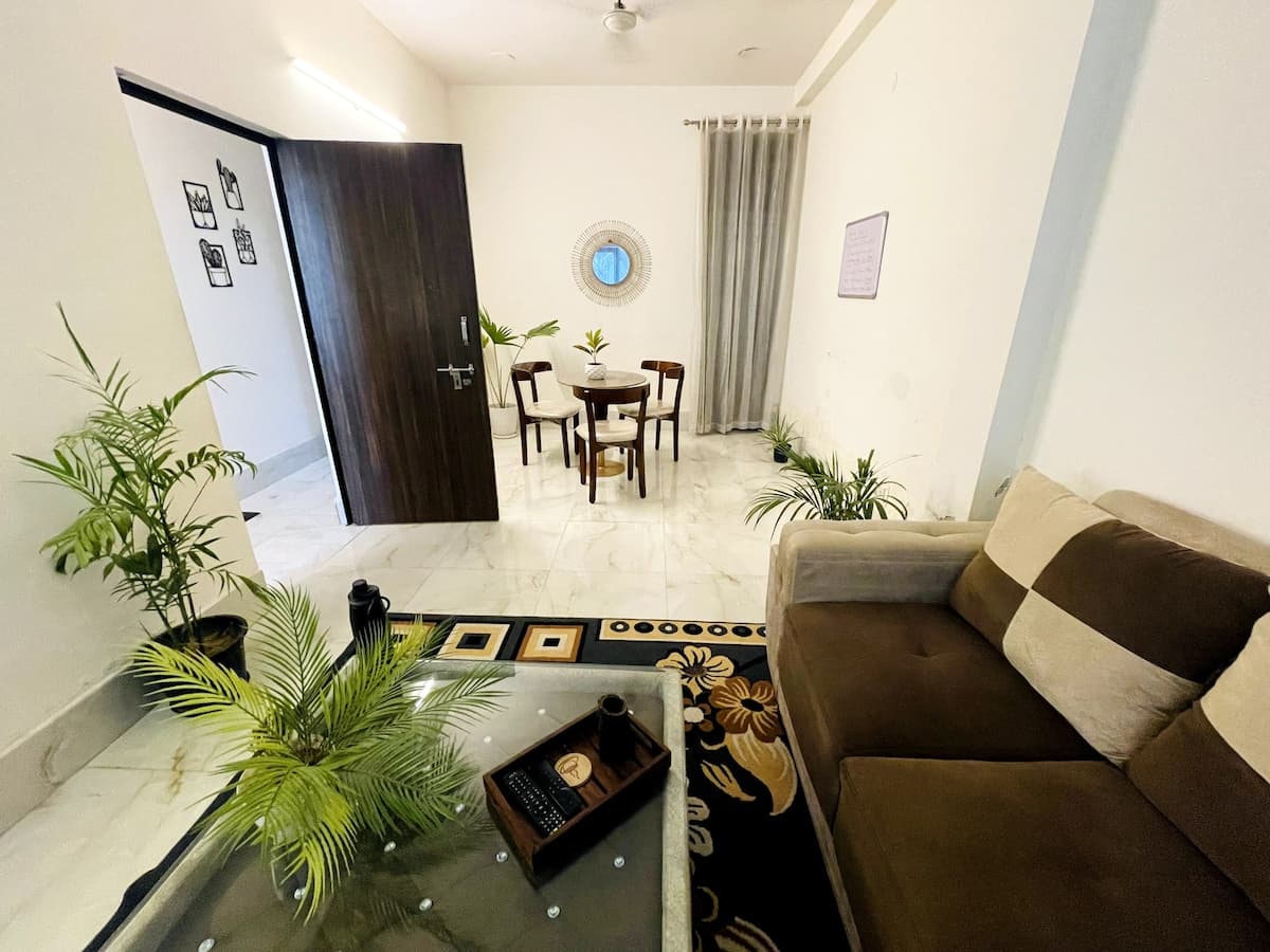 Cook Service +Spacious 2BHK Near Medanta/fortis